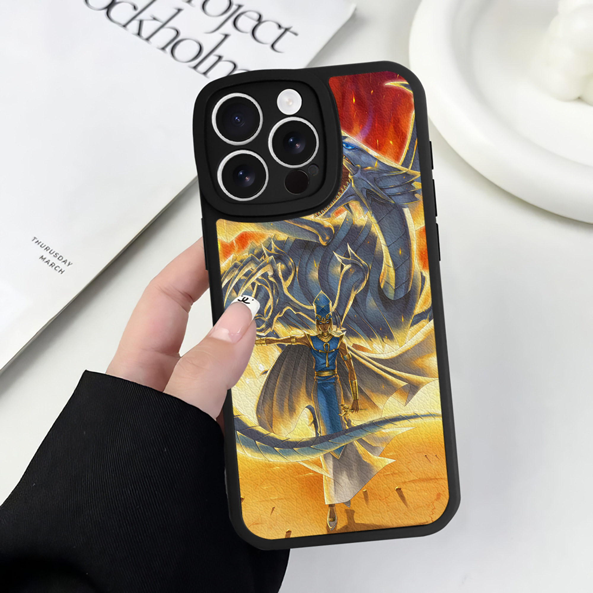 （画像用） 遊☆戯☆王 Yu-Gi-Oh! 【iPhone 16シリーズ対応】シリコンスマホケース（レザー調） 材質：シリコン